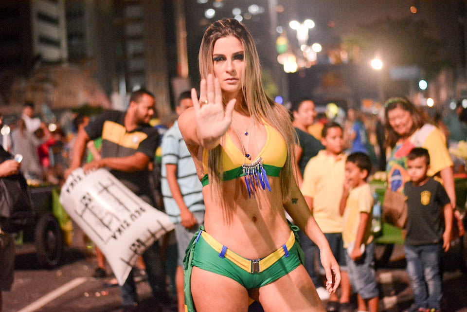 Após delatar ex-marido, Vanessa Alcântara manifesta em SP