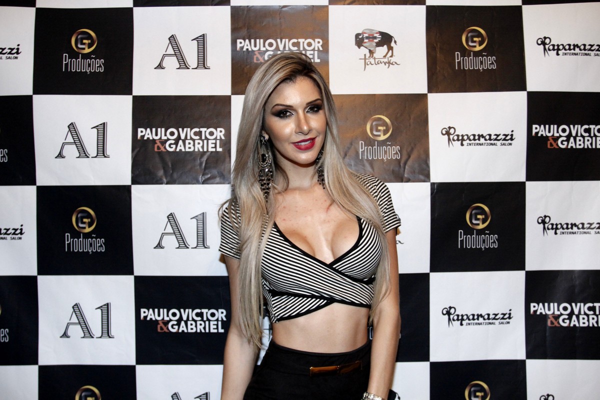 Solteira, ex-BBB Tatiele Poliana usa decotão em evento