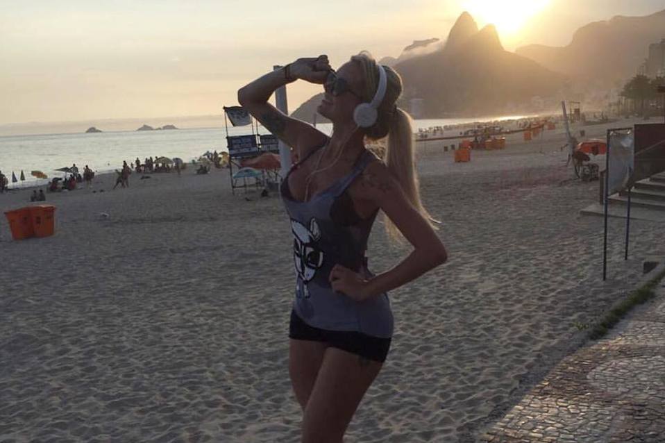 Thalita Zampirolli aproveita o fim de tarde em Ipanema