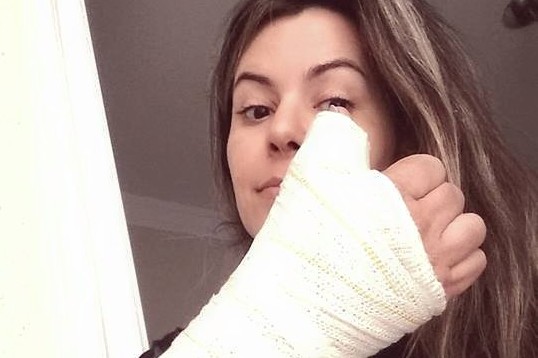 Tânia Oliveira aparece com o braço enfaixado: “desastrada”