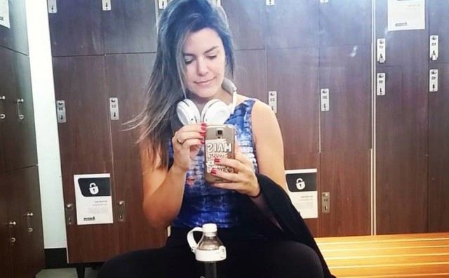 Tânia Oliveira faz selfie na academia: “bora suar”