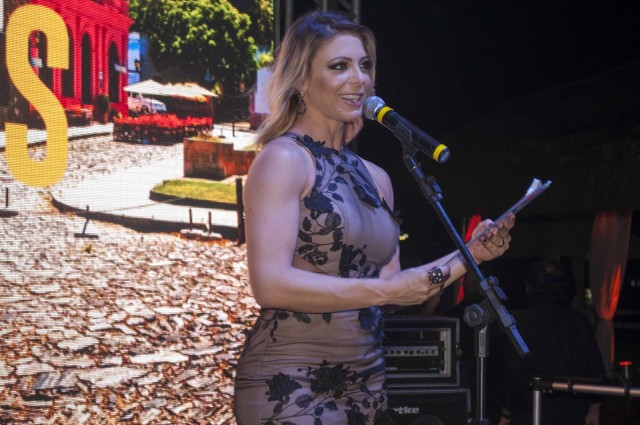 Sheila Mello exibiu boa forma em evento em Fortaleza