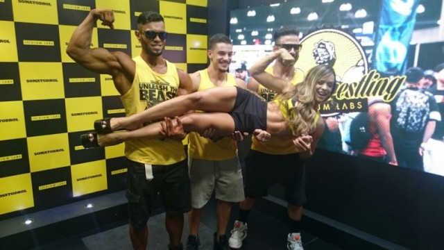 Denise Dias é carregada por fortões no Arnold Classic