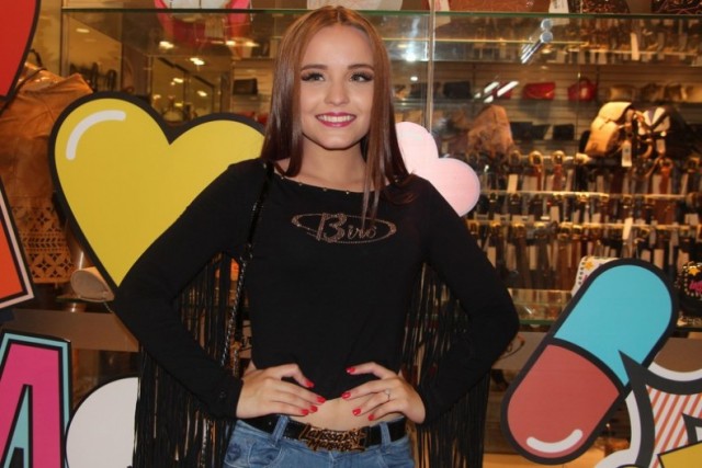 Larissa Manoela, do SBT, desfila na Megapolo em SP