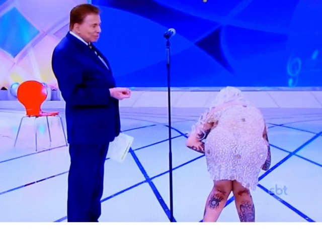 Boing Boing tira dinheiro da calcinha na frente de Silvio Santos