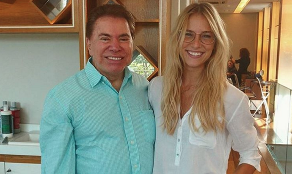 Silvio Santos posa com Dani Gondim, nova atriz do SBT