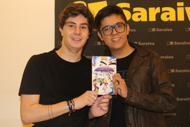 Youtubers lançam livro no Shopping Pátio Paulista