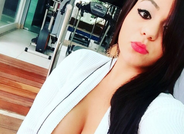 Nátila Medeiros sensualiza e exibe marquinha de biquíni