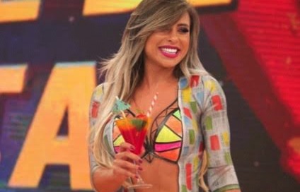 Alessandra Batista posa com corpo pintado e exibe curvas