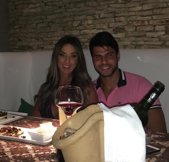 Nicole Bahls curte jantar romântico com Marcelo Bimbi