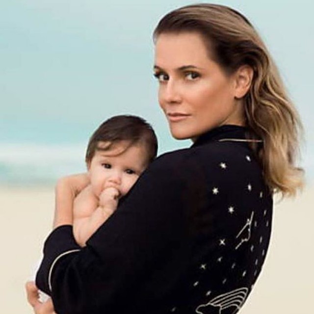 Deborah Secco arrasa em ensaio com a filha na praia