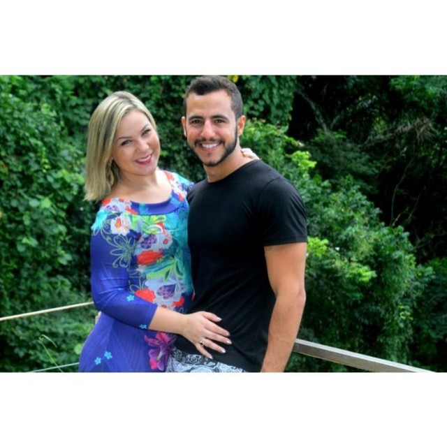 Casal de ex-BBBs estampam romance em fotos