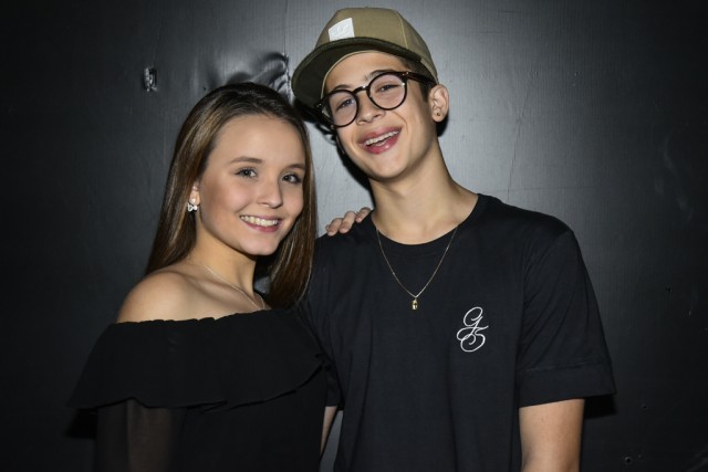 Larissa Manoela e João Guilherme curtem show em SP