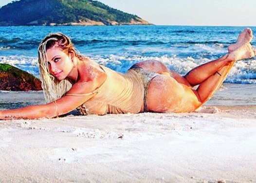 Luciane Hoepers aparece à milanesa em praia carioca