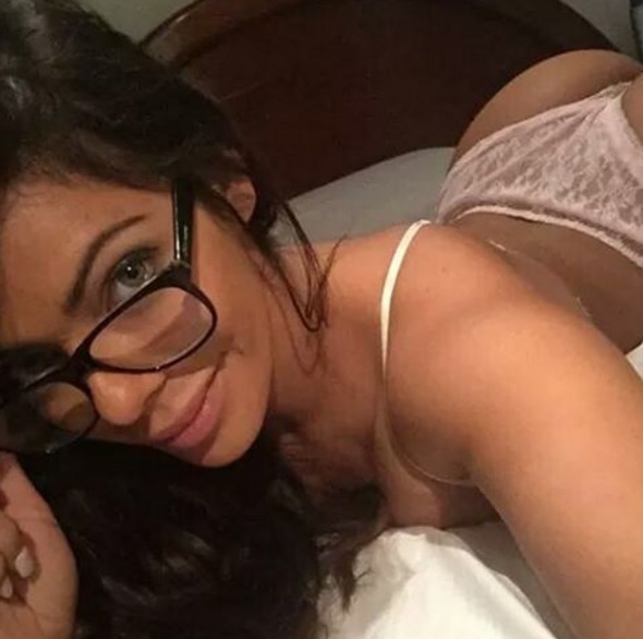 Suzy Cortez celebra de forma sexy o “Dia do orgulho Nerd”