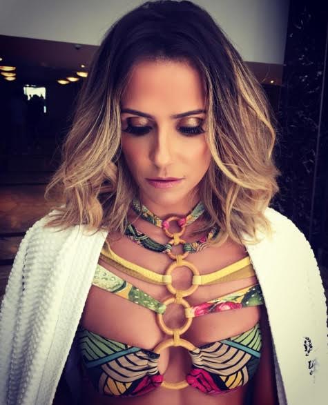 Deborah Secco aposta em biquíni ousado para ensaio