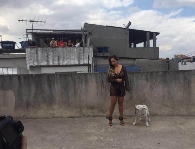 Mulher Melão posa para a Sexy no meio da comunidade