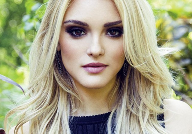 Isabelle Drummond vive clima de romance com Chay Suede