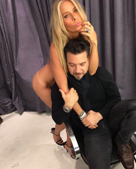 Ousada! Adriane Galisteu posa nua em foto com o marido