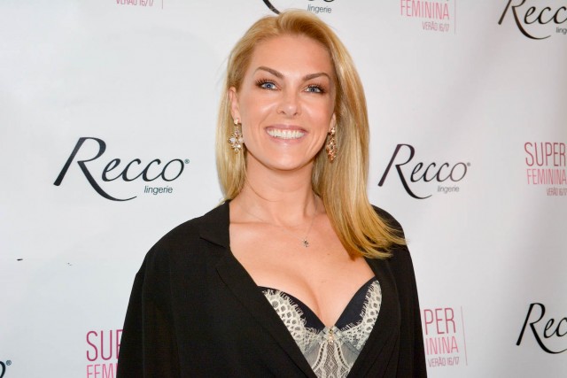 Ana Hickmann aposta em look preto para evento de moda