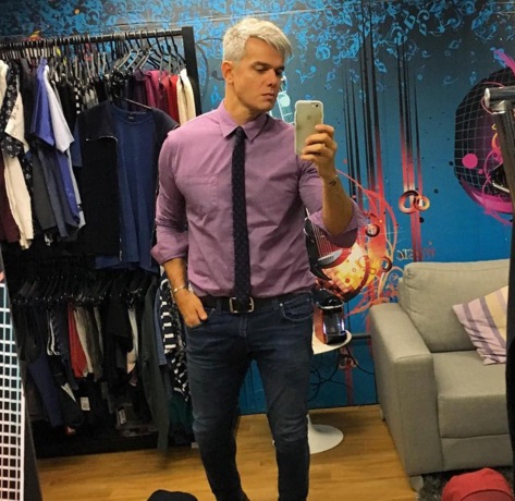 Otaviano Costa arrasa no look do dia e fã diz: ‘chique’