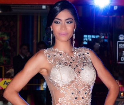 Sheislane Hayalla usa vestido com transparência em evento