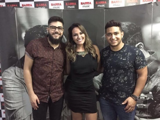 Henrique e Juliano posam com Gabi Lima em camarim