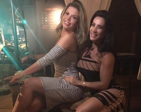 Cacau Colucci e Scheila Carvalho posam juntinhas