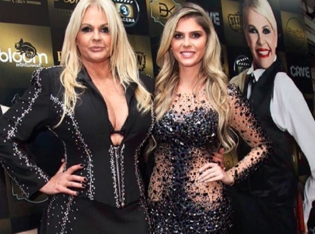 Monique Evans comemora 60 anos com a filha