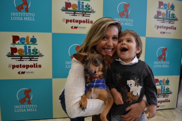 Fofa! Luisa Mell posa com bichinhos em inauguração