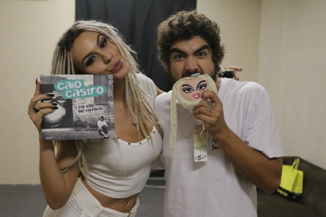 Fernanda Lacerda e Caio Castro trocam presentes em Belém