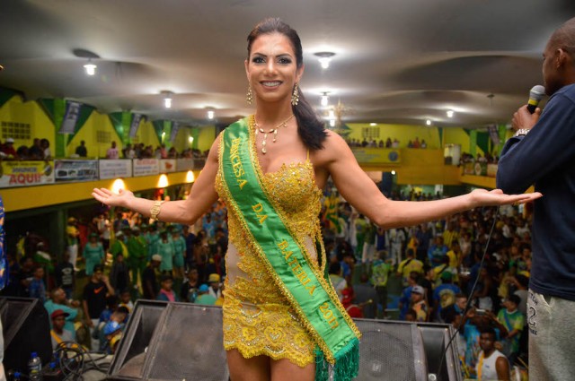 Francieli Terres é coroada princesa de bateria da Peruche