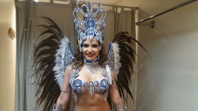 Musa do Peruche grava vinheta de carnaval com look de R$ 15 mil