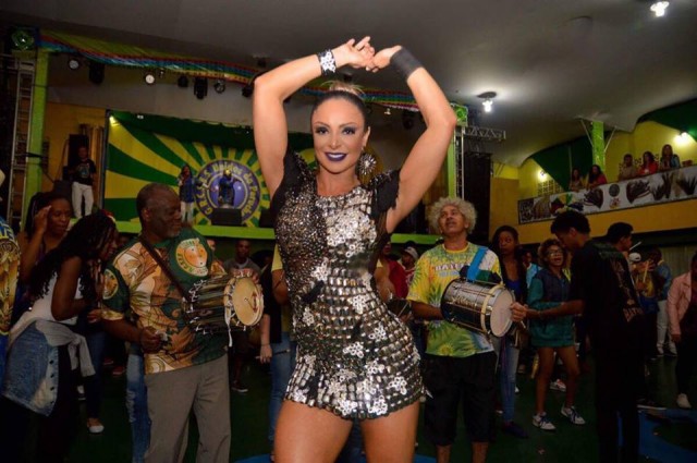 Em clima de Halloween, madrinha de bateria da Peruche cai no samba