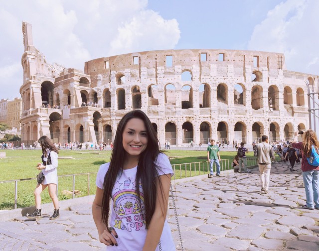 Suzi Sassaki posa cheia de estilo em viagem à Europa