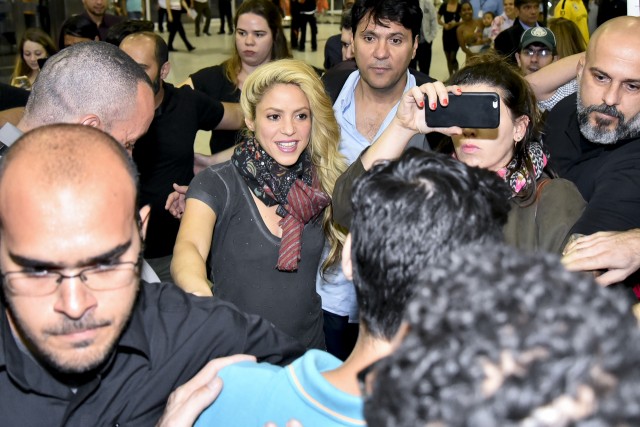 Shakira embarca para Espanha após temporada no Brasil