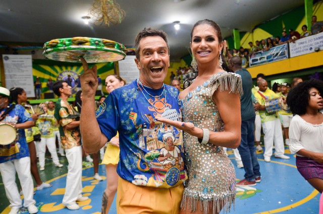 Decotada, princesa de bateria da Peruche cai no samba