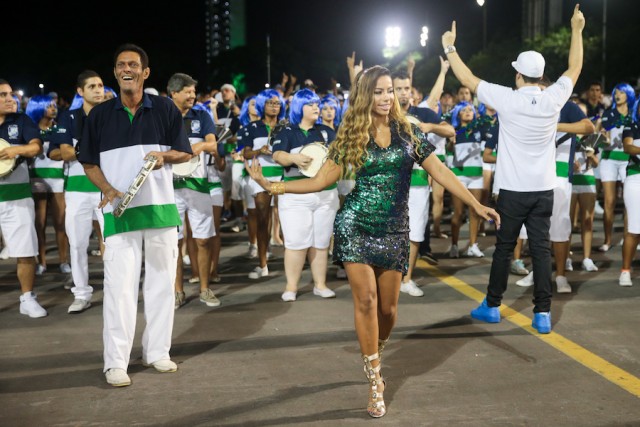 Musa de bateria da Vila Maria samba com look comportado