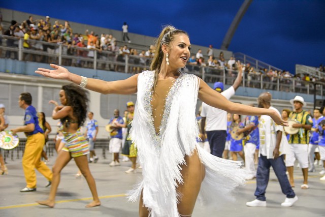 Francieli Terres leva decote ao limite para ensaio técnico