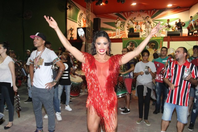 Gracyanne Barbosa samba com vestidinho de franjas