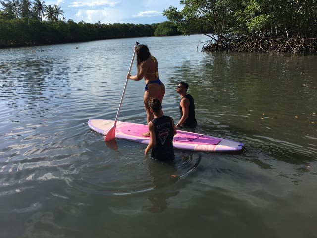 Mulher Melancia adere ao stand up paddle