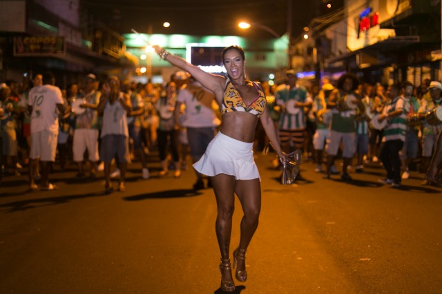 Milena Nogueira curte ensaio da Império Serrano