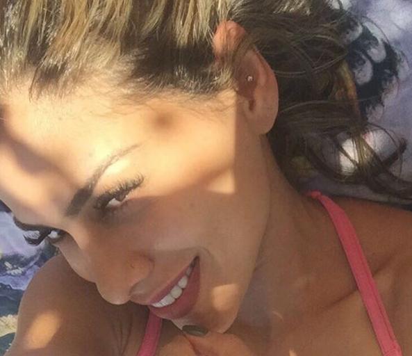 Vanessa Mesquita posa cheia de charme em selfie