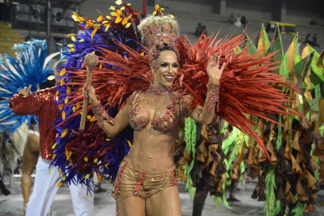 Rainha da Pérola Negra escolhe fantasia ousada para desfile: “lacrei”