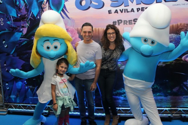 Famosos vão a pré estreia da animação Smurfs