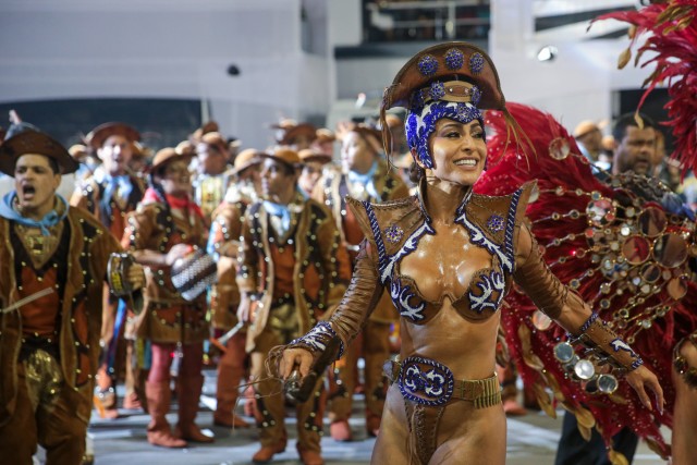 Sabrina Sato e mais famosas brilham no desfile da Gaviões