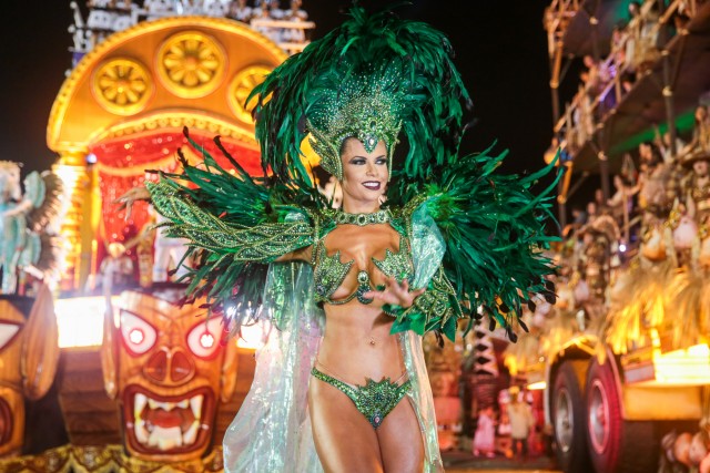 Cacau Colucci exibe corpo perfeito em desfile de carnaval