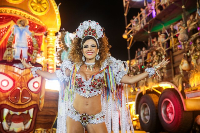 Tânia Oliveira exibe barriguinha definida no carnaval