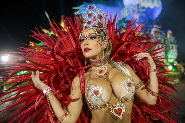 Gil Jung quase mostra demais no desfile da Nenê