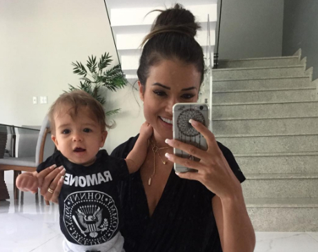 Fofura! Aryane Steinkopf posa com o filho Aarão